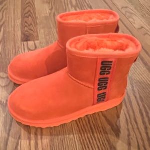UGG Classic Mini Slide Logo size 6